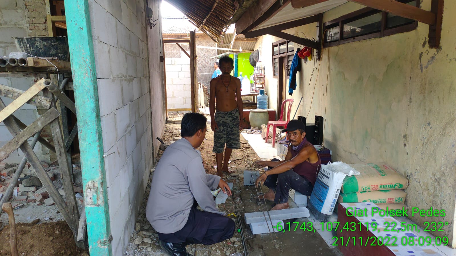 Bhabinkamtibmas Desa Tanjungsari Bantu Bangun Rumah Tidak Mampu