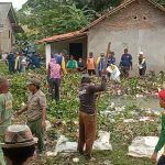 Kadis PUPR Kab. Karawang Lakukan Gerakan Bersih-Bersih Sampah Irigasi Diwilayah Pakisjaya