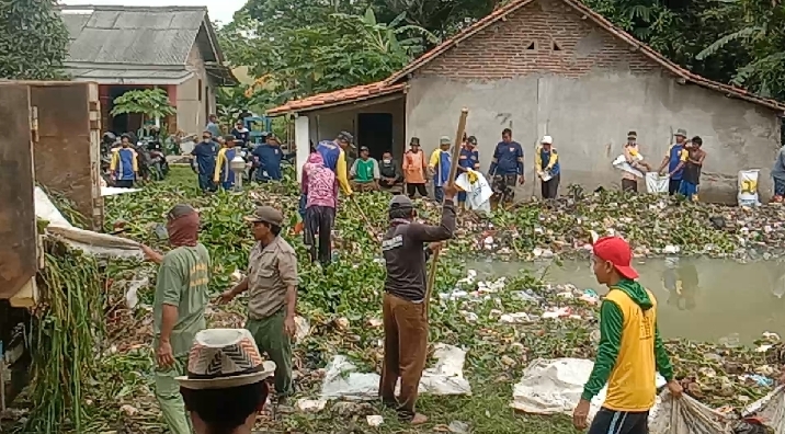 Kadis PUPR Kab. Karawang Lakukan Gerakan Bersih-Bersih Sampah Irigasi Diwilayah Pakisjaya