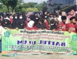 MDTA Dan TPQ Baitul Ulum  Adakan Tour Titimangsa Semester 1 Di Water Park Cikao Purwakarta