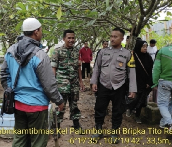 Korban Tersengat Listrik Tewas, Bhabinkamtibmas Palumbonsari Mengantarkan Hingga Ke Pemakaman