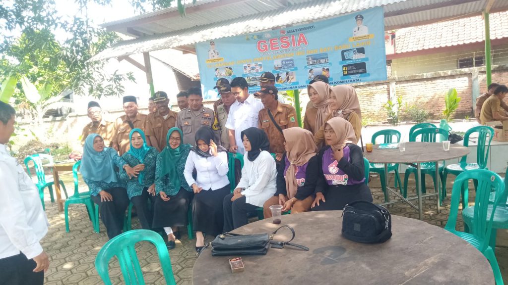 Bhabinkamtibmas  Desa Pasirmukti polsek telagasari polres Karawang melaksanakan giat monitoring pelaksanaan program GESIA (gerakan sayang ibu dan anak)