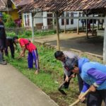 Dalam Rangka Jum’at Bersih Bhabinkamtibmas Polsek Telagasari Polres Karawang Turun Bantu Warga Kerja Bakti.