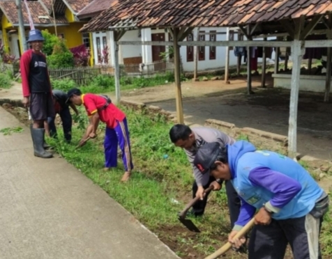 Dalam Rangka Jum’at Bersih Bhabinkamtibmas Polsek Telagasari Polres Karawang Turun Bantu Warga Kerja Bakti.