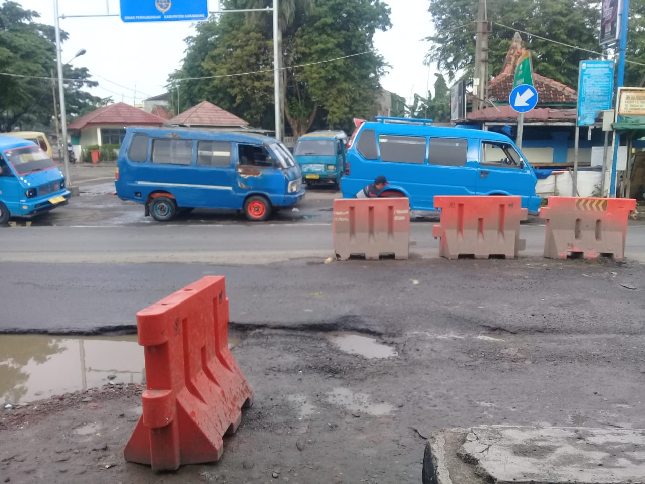 BANYAK KORBAN KECELAKAAN AKIBAT JALAN YANG BERLUBANG DI SEPANJANG JALUR TANJUNGPURA-RENGASDENGKLOK