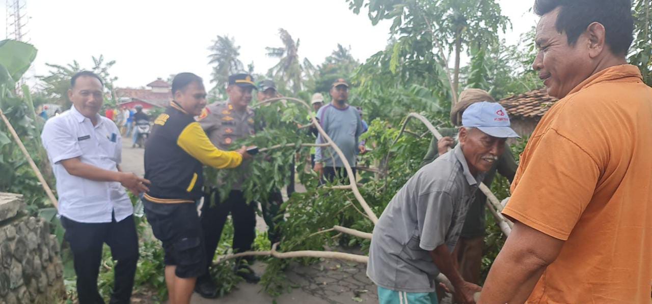 *Kapolsek pedes polres karawang gotong royong Bersama masyarakat kosambibatu Kecamatan cilebar*