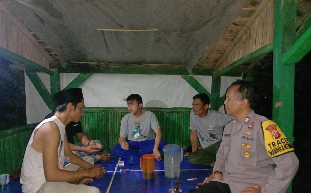 *Bhabinkamtibmas Polsek pedes Sambangi Poskamling malam hari sampai dinihari*