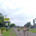 Anggota Polsek pedes memutus kecelakaan dengan gatur pagi di depan mako
