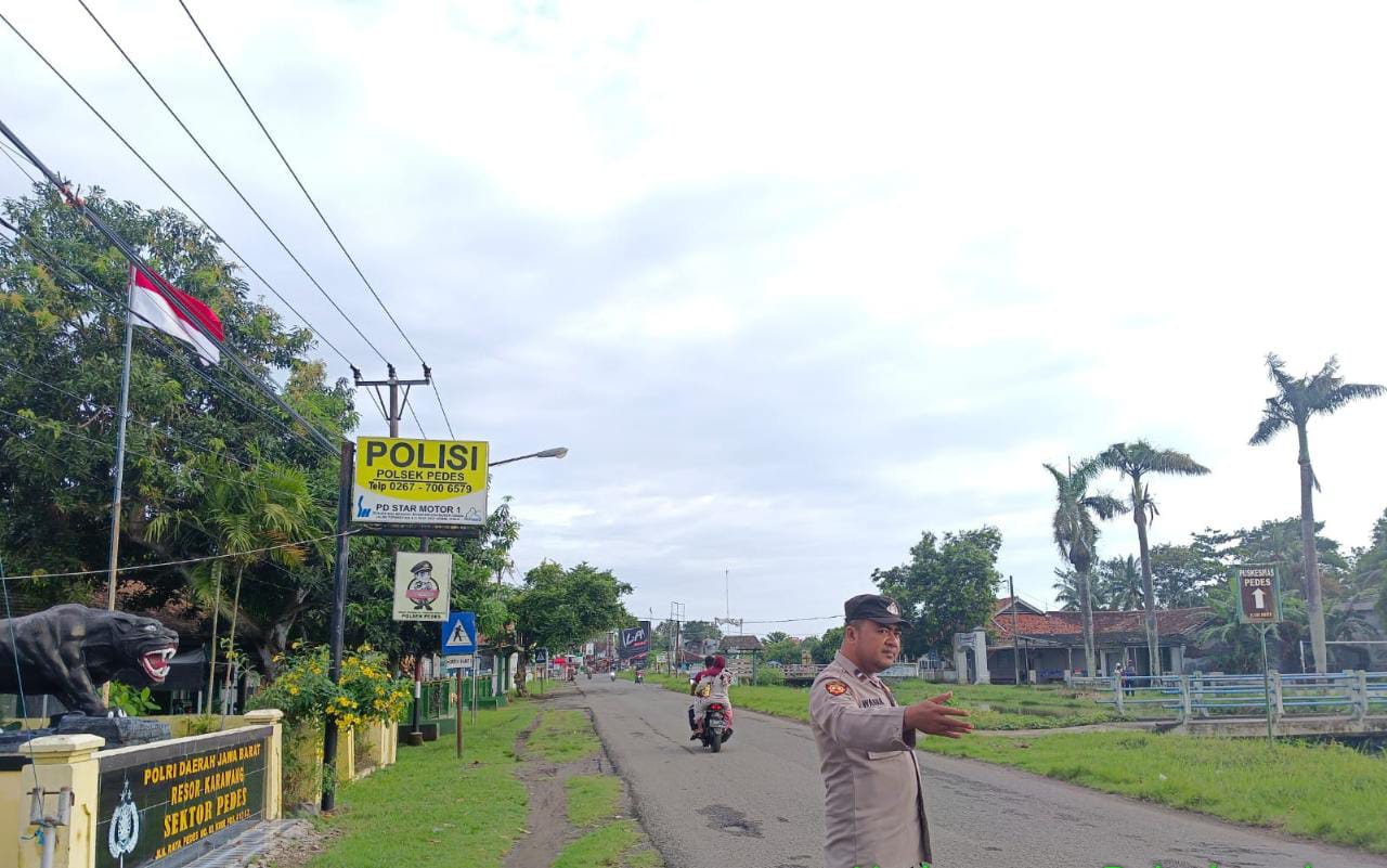 Anggota Polsek pedes memutus kecelakaan dengan gatur pagi di depan mako