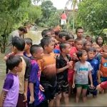 Potret Kedekatan Aipda Ahri Polsek Tempuran Bersama Anak -Anak Yang Terdampak Banjir Di Desa Binaannya