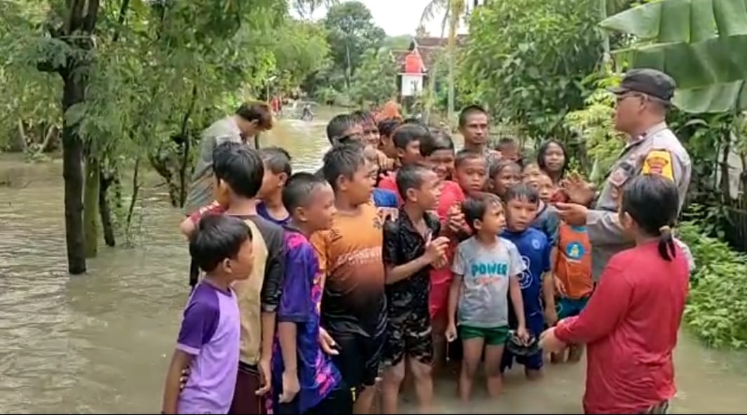 Potret Kedekatan Aipda Ahri Polsek Tempuran Bersama Anak -Anak Yang Terdampak Banjir Di Desa Binaannya