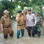 Camat Dan Polsek Tempuran, Serta Danposramil Juga Pemdes Tanjungjaya Kunjungi Warga Yang Terkena Dampak Banjir