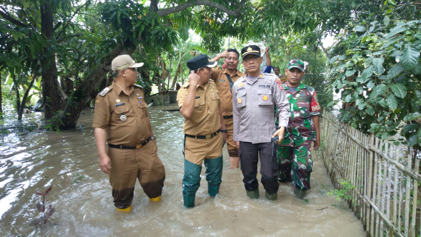 Camat Dan Polsek Tempuran, Serta Danposramil Juga Pemdes Tanjungjaya Kunjungi Warga Yang Terkena Dampak Banjir