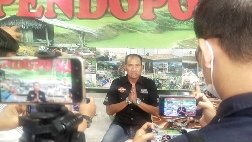 Luar Biasa !!! Kades Karangsinom Dengan Lapang Dada  Ucapkan Permohonan Maaf Kepada Seluruh Insan Pers Se-Kabupaten Karawang