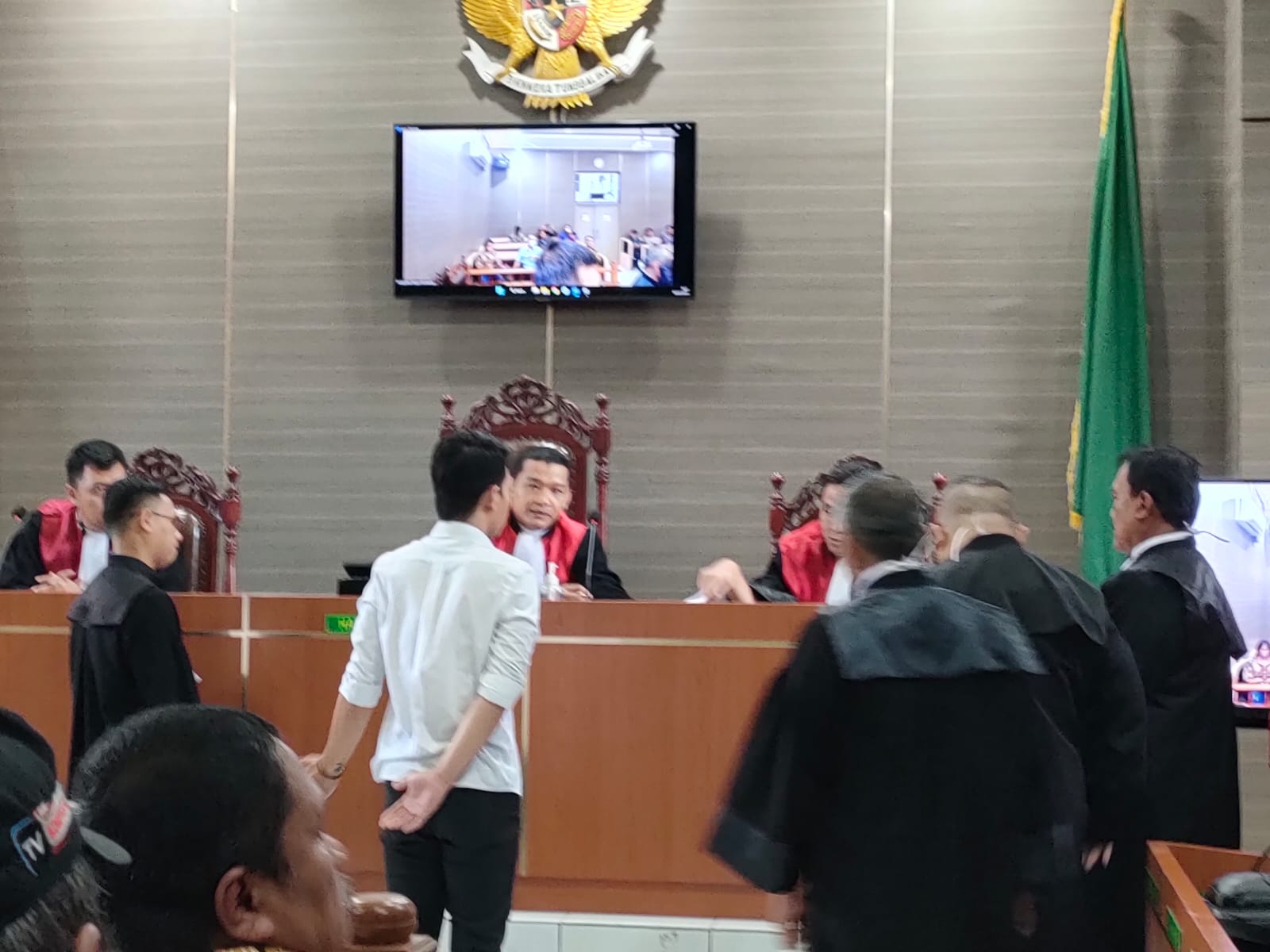 *Saksi Kristanto Nagatan Tidak Kembali Masuk Ruang Sidang Pengadilan Negeri Karawang, Ada Apa ???*