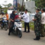 CAMAT TIRTAMULYA BAGIKAN  TAKJIL BUKA PUASA