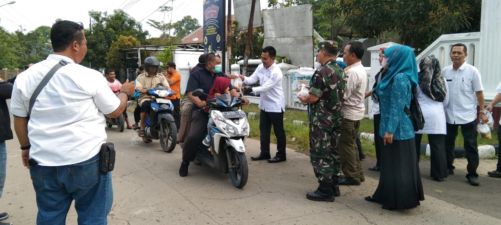 CAMAT TIRTAMULYA BAGIKAN  TAKJIL BUKA PUASA