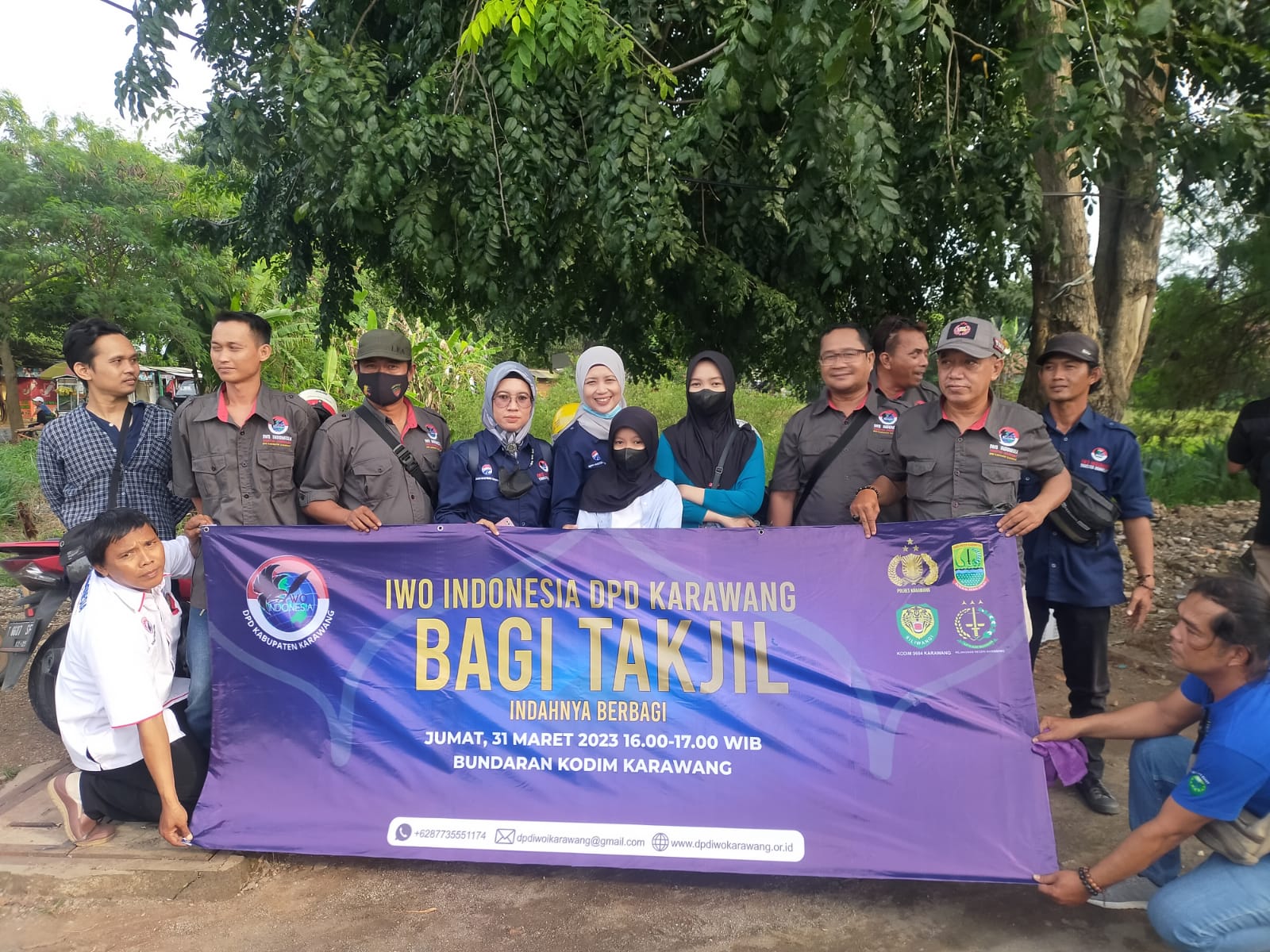 IWO Indonesia DPD Karawang Bagikan Ratusan Paket Takjil Gratis Di Jalan Bundaran Kodim