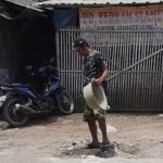 Rawan Kecelakaan Warga Cilamayagirang Swadaya perbaiki Jalan
