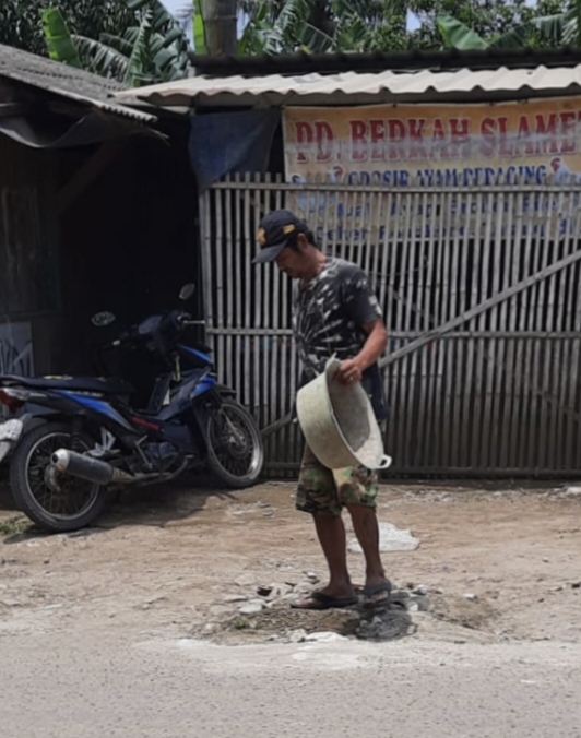 Rawan Kecelakaan Warga Cilamayagirang Swadaya perbaiki Jalan