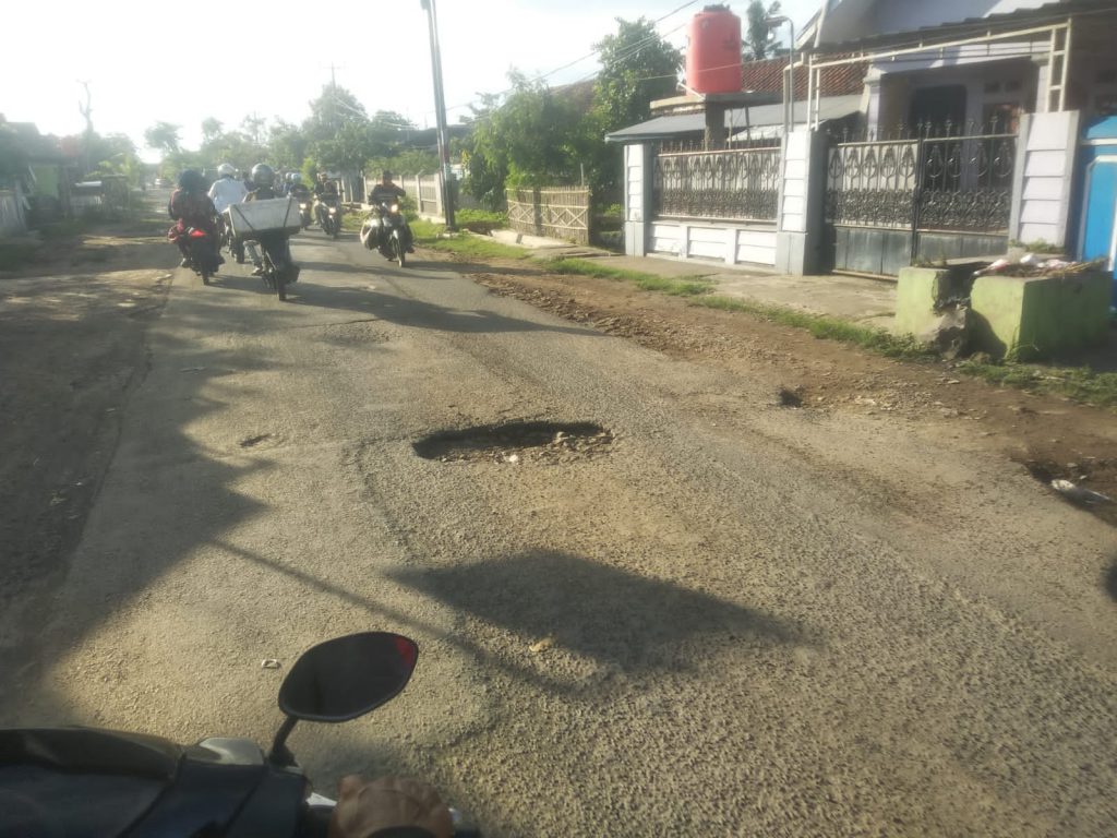 Pemdes Kutagandok Meminta Dinas PUPR Telagasari Dan Dinas PUPR Kabupaten Karawang Segera Realisasikan Perbaikan Jalan Kutagandok