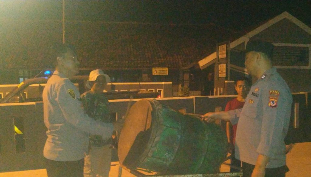 Ingatkan warga untuk melaksanakan sahur persiapan berpuasa, personil polsek Majalaya bangunkan warga dengan tabuh bedug bareng masyarakat.