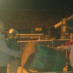 Ingatkan warga untuk melaksanakan sahur persiapan berpuasa, personil polsek Majalaya bangunkan warga dengan tabuh bedug bareng masyarakat.