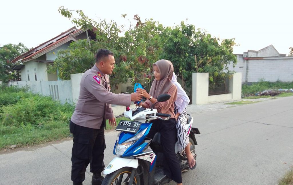 *Di Bulan yang penuh Berkah, Kapolsek Tirtajaya bersama Anggota Bagi-bagi Takjil dibulan Ramadhan*