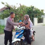 *Di Bulan yang penuh Berkah, Kapolsek Tirtajaya bersama Anggota Bagi-bagi Takjil dibulan Ramadhan*
