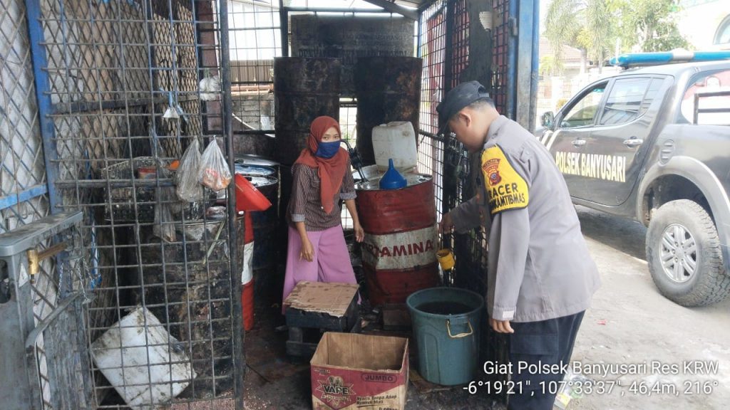 *Polisi Banyusari Cek Ketersediaan Minyak Goreng Curah di Beberapa Titik*