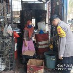 *Polisi Banyusari Cek Ketersediaan Minyak Goreng Curah di Beberapa Titik*