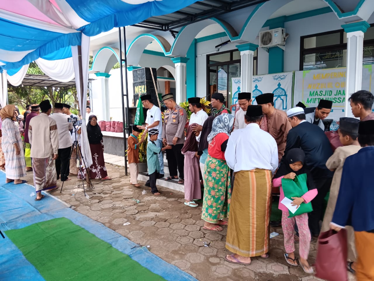 DKM Masjid Jamie Miftahussa’adah Bersama Pemdes Tegalurung menggelar acara santunan yatim-piatu Dan Buka Bersama