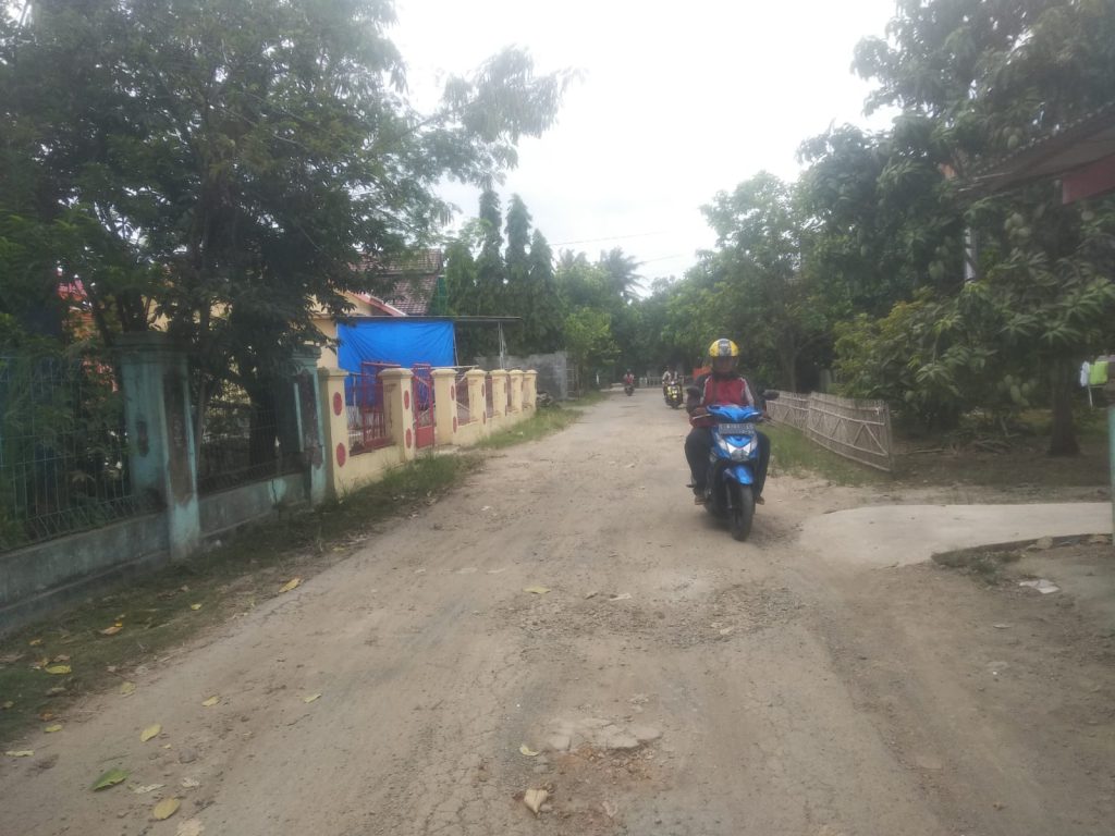 Kades Sukaratu Kecamatan Cilebar Karawang berharap Jalan Poros Desa Yang Sudah Rusak  Bisa Segara Di Perbaiki Di tahun 2023.
