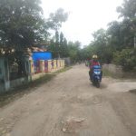 Kades Sukaratu Kecamatan Cilebar Karawang berharap Jalan Poros Desa Yang Sudah Rusak  Bisa Segara Di Perbaiki Di tahun 2023.