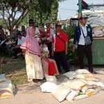 Penyaluran Bansos Di Kantor Pos Cabang Blanakan Berdesakan,Warga jatuh Pingsan.