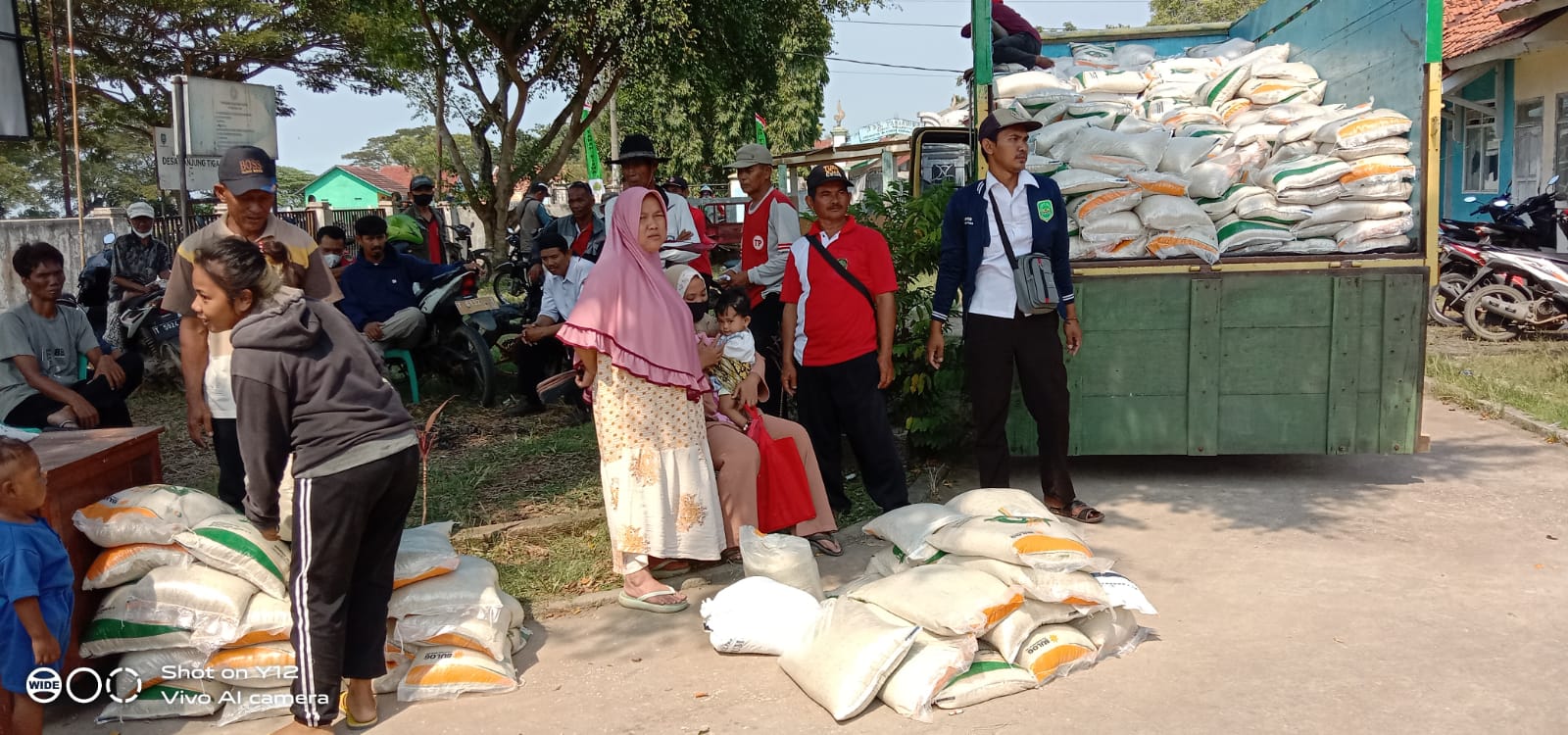 Penyaluran Bansos Di Kantor Pos Cabang Blanakan Berdesakan,Warga jatuh Pingsan.