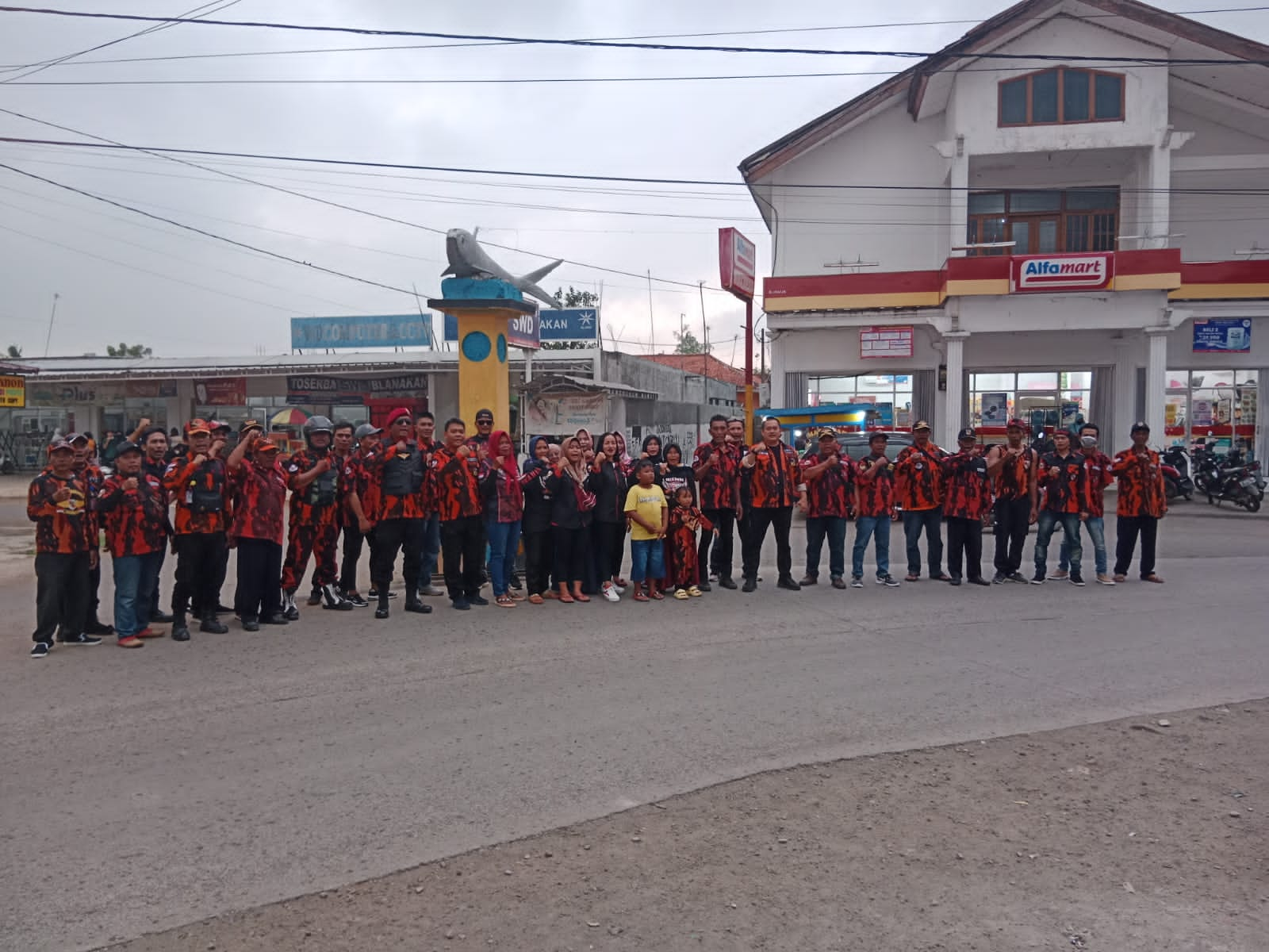 Pengurus Ormas PEMUDA PANCASILA Kecamatan Blanakan Berbagi Takjil dan Santunan.