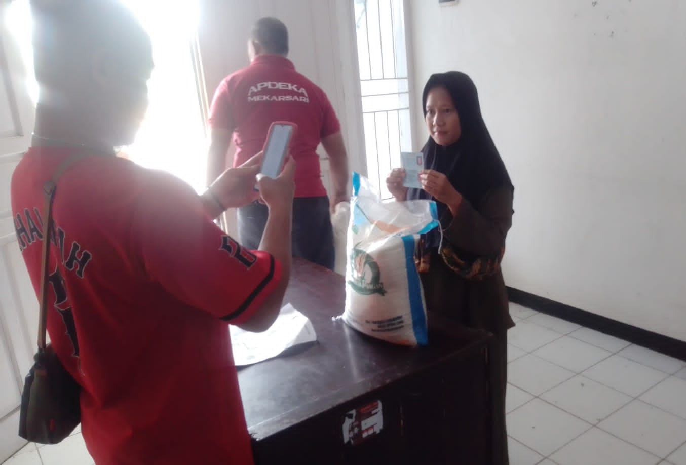 WARGA DESA KALANGSARI DAPAT BANTUAN BERAS DARI BADAN PANGAN NASIONAL SEBANYAK 1.120 ORANG