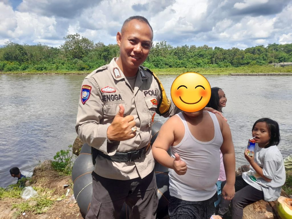 Bripka Rengga Dwi Berhasil Menyelamatkan Seorang Anak Laki-Laki Yang Hanyut Terseret Air Sungai
