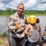 Bripka Rengga Dwi Berhasil Menyelamatkan Seorang Anak Laki-Laki Yang Hanyut Terseret Air Sungai