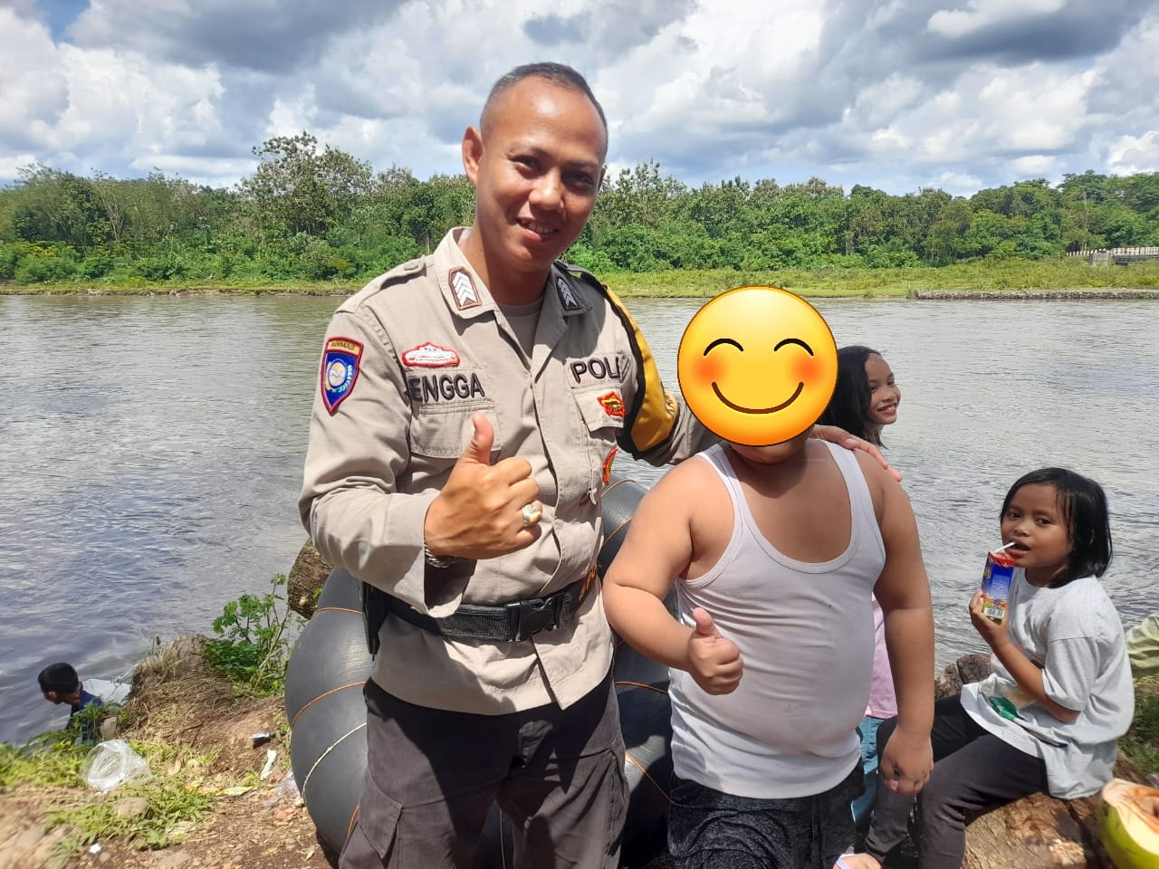 Bripka Rengga Dwi Berhasil Menyelamatkan Seorang Anak Laki-Laki Yang Hanyut Terseret Air Sungai