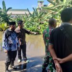 Lurah Kelurahan Sukaraya Di Dampingi Bhabinsa Meninjau Lokasi Banjir Di Taman Sari 2 Kel. Sukaraya Kec. Baturaja Timur OKU.