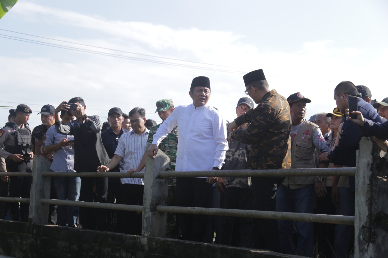 Pejabat Bupati OKU Teddy Meilwansyah Menerima Kunjungan Gubernur Sumsel H. Herman Deru Bersama Hj. Samantha Tivani, B.Bus MIB Dalam Rangka Meninjau Lokasi Banjir di Kabupaten OKU.