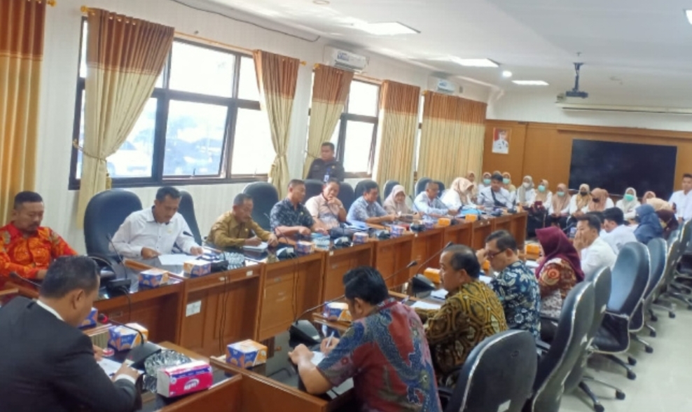 DPRD Karawang Rapat Dengar Pendapat Dengan Forum Komunikasi Honorer Fasyankes,Nasib 693 Nakes Honorer Jadi Sorotan