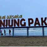 Pantai Tanjung Pakis Dibanjiri Pengunjung ,Dengan Keindahan Lautnya Yang Biru