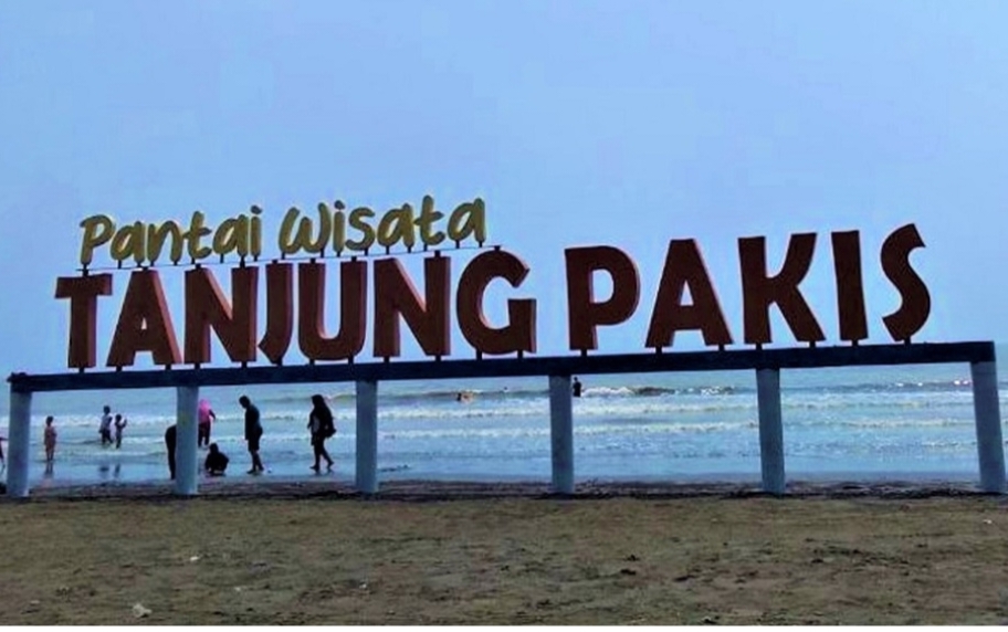 Pantai Tanjung Pakis Dibanjiri Pengunjung ,Dengan Keindahan Lautnya Yang Biru