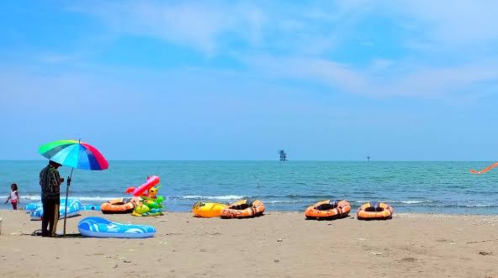 Indahnya Pantai Sedari Karawang Ramai Dikunjungi Wisatawan