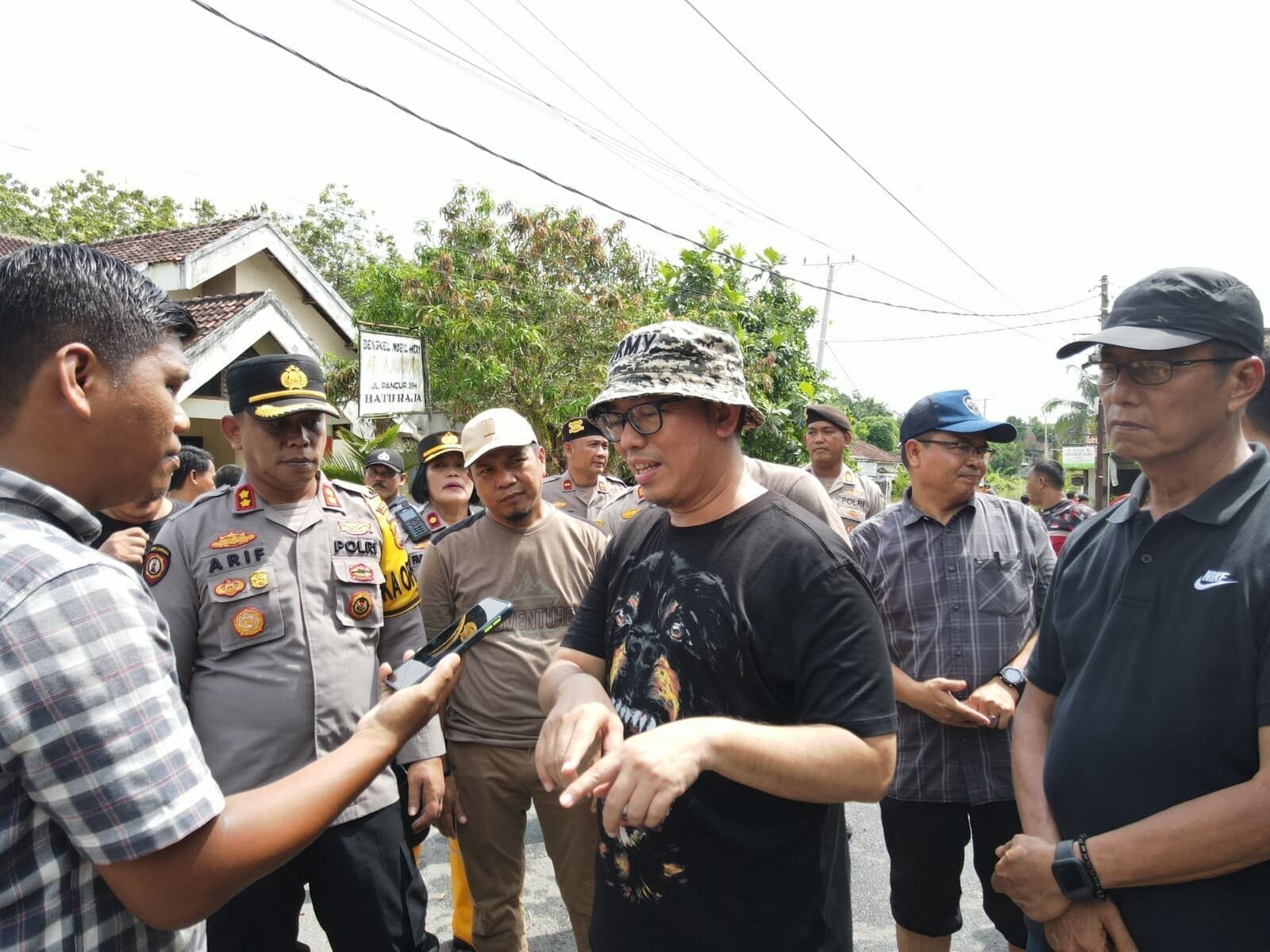 Kegiatan PJ Bupati OKU Beserta Kapolres OKU Meninjau Langsung Lokasi Banjir Di Jln. Pancur RT. 3 Dusun 3 Ds. Tanjung Baru Kec. Baturaja Timur Kab. OKU