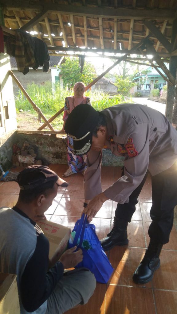 Kapolsek Ciasem KOMPOL Dede Suherman Kunjungi Muhidin (ODGJ) dan Disabilitas Ansori.