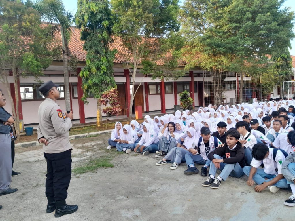 Mengantisipasi kelulusan, bhabinkamtibmas berikan himbauan kepada siswa di sekolah – sekolah